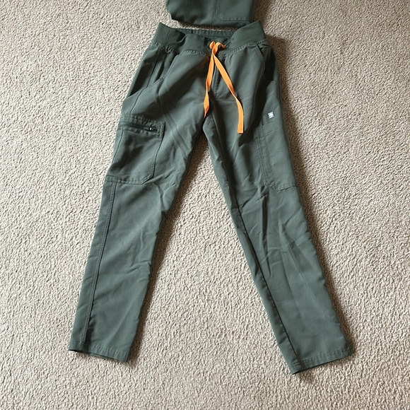 Figs scrub top and Yola pants - Picture 6 of 6